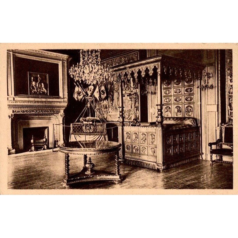 Carte postale ancienne de la chambre Henri IV au château de Pau avec son lit à baldaquin et son mobilier Renaissance.