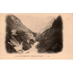 Carte postale ancienne d'Eaux-Chaudes montrant l'établissement thermal dans la vallée d'Ossau.