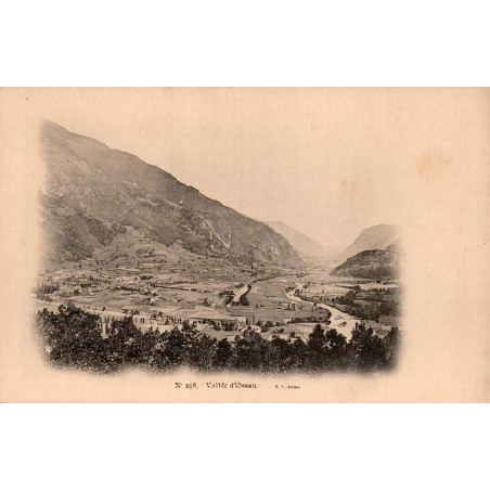 Carte postale ancienne représentant le panorama de la vallée d'Ossau dans les Pyrénées béarnaises.