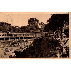 Carte postale ancienne de Biarritz montrant la crique du Port-Vieux animée et les villas dominant la plage.