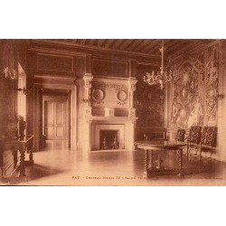 Carte postale ancienne du salon de famille du château Henri IV à Pau avec cheminée monumentale et mobilier d'époque.