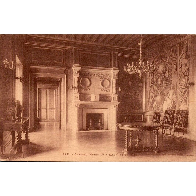 Carte postale ancienne du salon de famille du château Henri IV à Pau avec cheminée monumentale et mobilier d'époque.