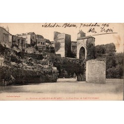 Carte postale ancienne de Sauveterre-de-Béarn montrant le Pont Vieux médiéval au-dessus du gave d'Oloron.