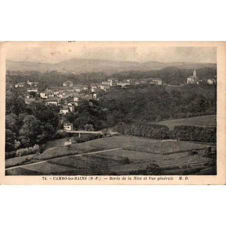Carte postale ancienne de Cambo-les-Bains montrant les bords de la Nive et une vue générale du village.