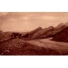 Carte postale ancienne du col d'Aubisque montrant la Route Thermale et la descente vers Argelès avec des bovins.