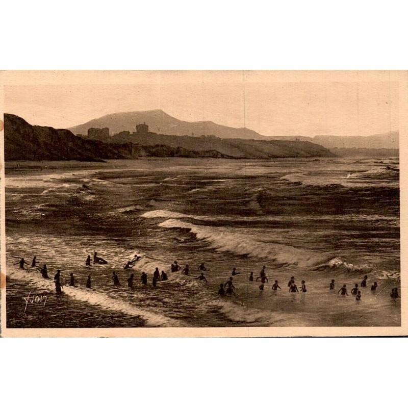 Carte postale ancienne de Biarritz montrant les baigneurs sur la Côte des Basques et le littoral atlantique.