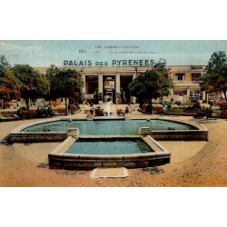 Carte postale ancienne de Pau montrant le Palais des Pyrénées et la place Georges-Clemenceau avec ses bassins.