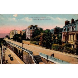 Carte postale ancienne de Pau représentant le boulevard des Pyrénées avec ses arcades et ses villas.