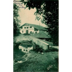 Carte postale ancienne d'une maison basque au Vieux Cambo avec un petit pont de pierre sur un ruisseau.