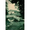 Carte postale ancienne d'une maison basque au Vieux Cambo avec un petit pont de pierre sur un ruisseau.