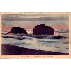 Carte postale ancienne de Biarritz montrant la Côte des Basques au coucher du soleil, voyagée en 1935.