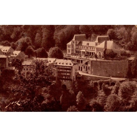 Carte postale ancienne des Eaux-Bonnes montrant le Casino dominant la station thermale en vallée d'Ossau.