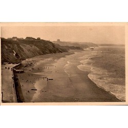 Carte postale ancienne de Biarritz montrant la Côte des Basques et sa plage vue depuis les falaises.