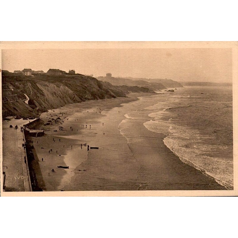 Carte postale ancienne de Biarritz montrant la Côte des Basques et sa plage vue depuis les falaises.