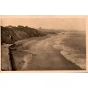 Carte postale ancienne de Biarritz montrant la Côte des Basques et sa plage vue depuis les falaises.