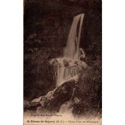 Carte postale ancienne de Saint-Étienne-de-Baïgorry montrant une chute d'eau en montagne dans un site boisé.
