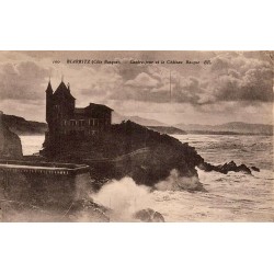 Carte postale ancienne de Biarritz montrant le Château Basque en contre-jour face à l'océan Atlantique.