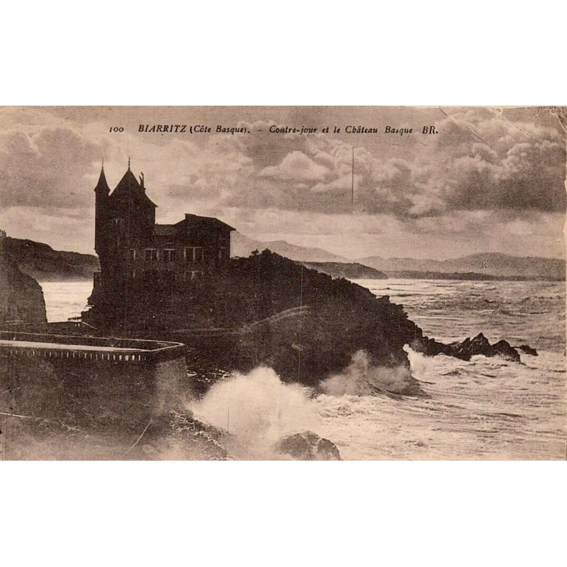 Carte postale ancienne de Biarritz montrant le Château Basque en contre-jour face à l'océan Atlantique.