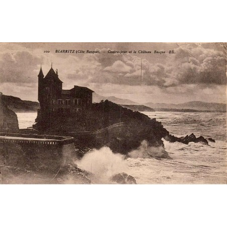 Carte postale ancienne de Biarritz montrant le Château Basque en contre-jour face à l'océan Atlantique.
