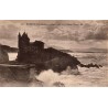 Carte postale ancienne de Biarritz montrant le Château Basque en contre-jour face à l'océan Atlantique.