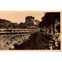 Carte postale ancienne de Biarritz montrant la crique du Port-Vieux avec baigneurs et promenade.