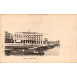 Carte postale ancienne de Bayonne montrant le Théâtre municipal au bord de la Nive avec des barques.