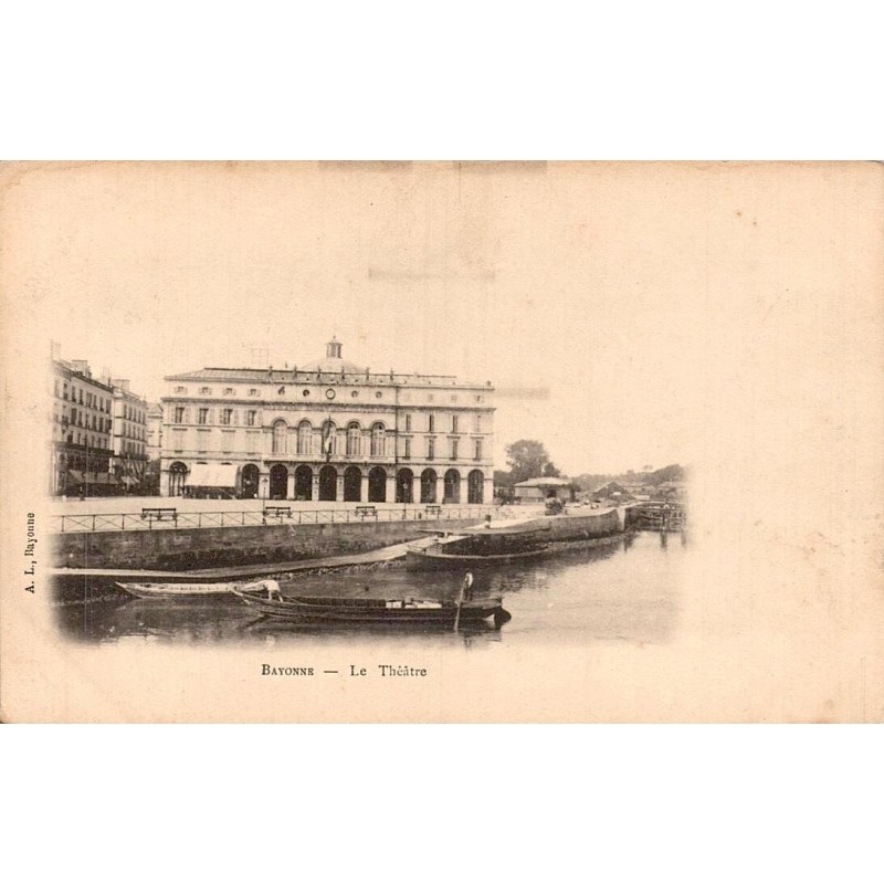 Carte postale ancienne de Bayonne montrant le Théâtre municipal au bord de la Nive avec des barques.