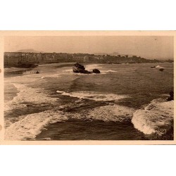 Carte postale ancienne de Biarritz montrant la Grande Plage à marée haute vue depuis le phare.