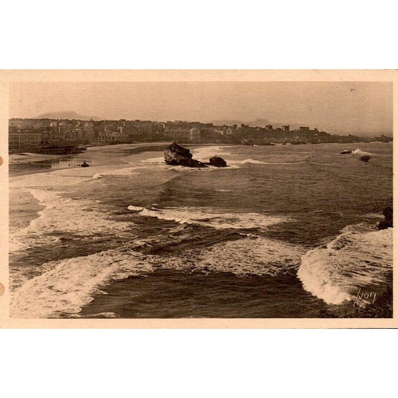 Carte postale ancienne de Biarritz montrant la Grande Plage à marée haute vue depuis le phare.