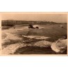 Carte postale ancienne de Biarritz montrant la Grande Plage à marée haute vue depuis le phare.