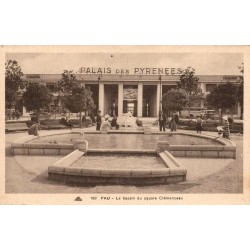 Carte postale ancienne de Pau montrant le bassin du square Clémenceau devant le Palais des Pyrénées.