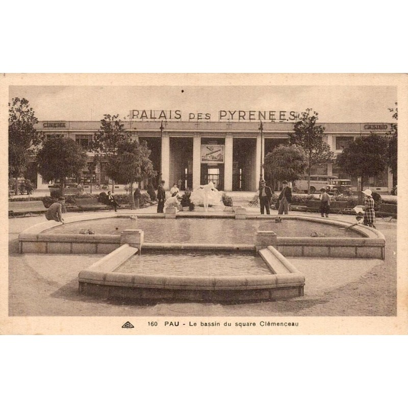 Carte postale ancienne de Pau montrant le bassin du square Clémenceau devant le Palais des Pyrénées.