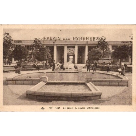 Carte postale ancienne de Pau montrant le bassin du square Clémenceau devant le Palais des Pyrénées.
