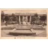 Carte postale ancienne de Pau montrant le bassin du square Clémenceau devant le Palais des Pyrénées.