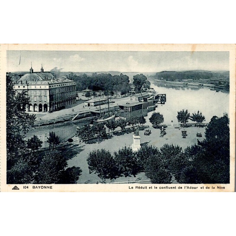 Carte postale ancienne de Bayonne montrant le Réduit, le confluent de l'Adour et de la Nive avec le Théâtre municipal.