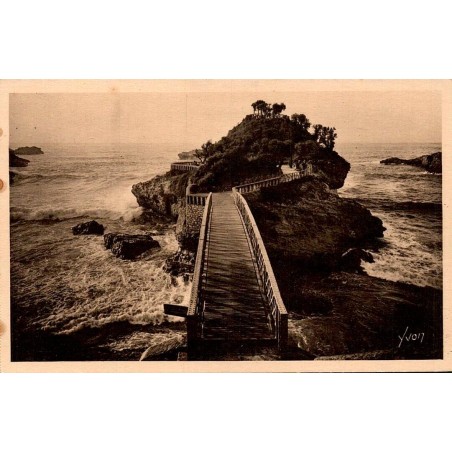 Carte postale ancienne de Biarritz représentant le Rocher de Basta relié par sa passerelle au bord de l'océan Atlantique.