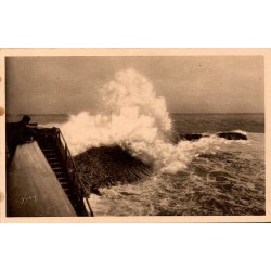 Carte postale ancienne de Biarritz montrant une puissante vague se brisant au Rocher de la Vierge.