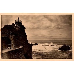 Carte postale ancienne de Biarritz représentant le Rocher de la Vierge avec sa statue dominant l'océan Atlantique.