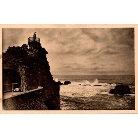 Carte postale ancienne de Biarritz représentant le Rocher de la Vierge avec sa statue dominant l'océan Atlantique.