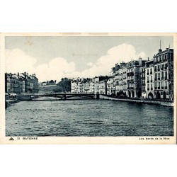 Carte postale ancienne Bayonne montrant les bords de la Nive, les quais et le pont du centre historique.