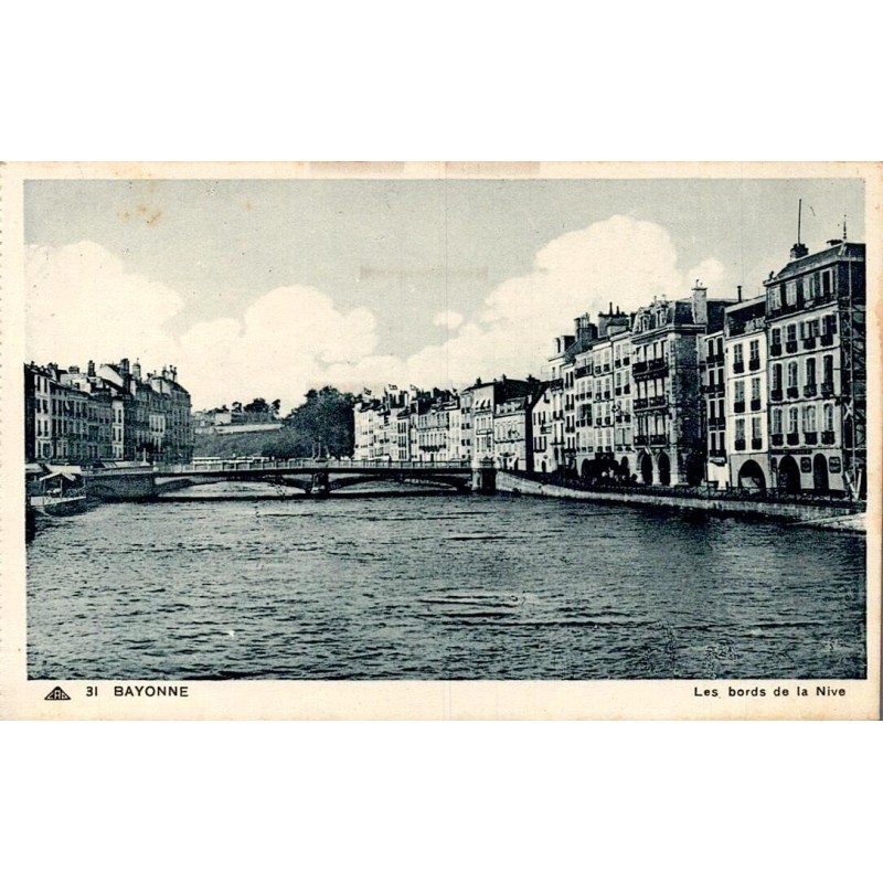 Carte postale ancienne Bayonne montrant les bords de la Nive, les quais et le pont du centre historique.