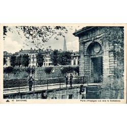 Carte postale ancienne de Bayonne montrant la Porte d’Espagne avec la cathédrale Sainte-Marie en arrière-plan.