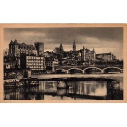 Carte postale ancienne de Pau montrant le panorama de la ville et le Pont de Jurançon au-dessus du gave.