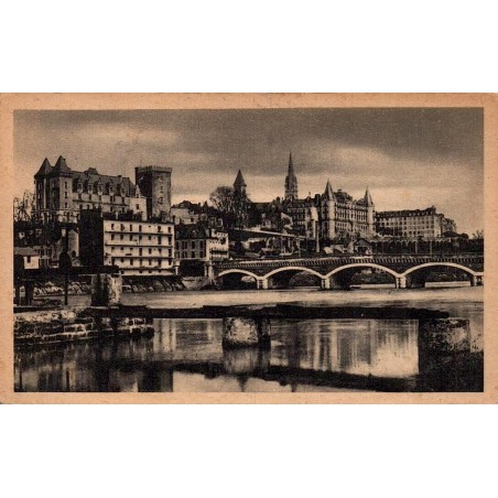 Carte postale ancienne de Pau montrant le panorama de la ville et le Pont de Jurançon au-dessus du gave.