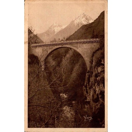 Carte postale ancienne du Pont Napoléon à Saint-Sauveur dominant le gave avec les sommets des Pyrénées en arrière-plan.
