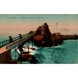Carte postale ancienne de Biarritz montrant le Rocher de la Vierge et sa passerelle, carte voyagée en 1921.