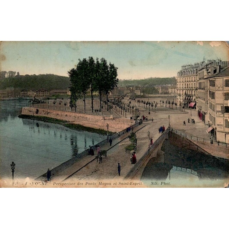 Carte postale ancienne de Bayonne montrant les ponts Maubec et Saint-Esprit avec les quais animés.