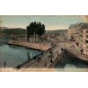 Carte postale ancienne de Bayonne montrant les ponts Maubec et Saint-Esprit avec les quais animés.