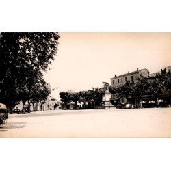 1466 - BAGNOLS SUR CEZE (Gard) - La place Jean Jaurès