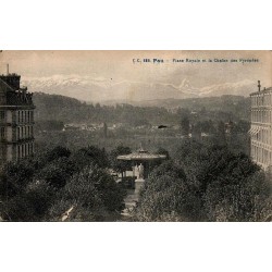 Carte postale ancienne de Pau montrant la Place Royale avec la statue d'Henri IV et la chaîne des Pyrénées.